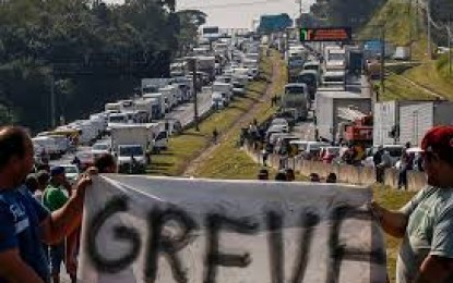 Alexandre de Moraes dá 15 dias para 96 empresas pagarem R$ 141 milhões em multas por bloqueio de rodovias